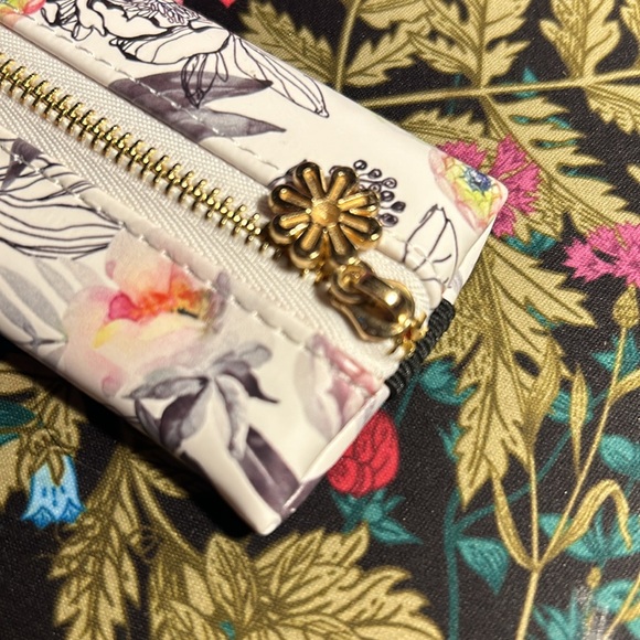 Mini Pen Pouch - new w/tag - artists loft - Picture 4 of 7